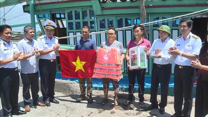 Hải quân Việt Nam làm điểm tựa cho ngư dân Thanh Hóa, Nghệ An, Hà Tĩnh vươn khơi, bám biển